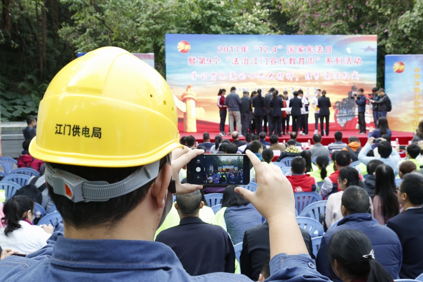 台上台下都少不了供电员工的身影，除了参与表演和宣传之外，当然还有参与开幕式保供电的供电蜀黍。甄一飞 摄