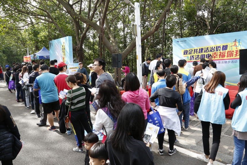 在本次活动当中，供电部门在环山路上设置多个宣传和游戏环节，成为群众参与度最活动点。甄一飞 摄