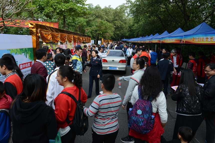 据了解，此次活动吸引了800多名市民参与，一路上，人头涌动，掀起深入践行十九大精神，学习法治知识的新高潮。陈若沛 摄