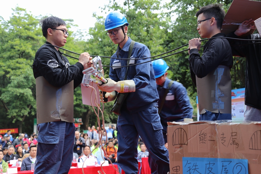 江门供电局原创电力普法舞台剧《台风下的铁皮屋》以真实的案例为蓝本，生动地反映出由于用户缺乏电力设施保护的意识的常识，最终造成大面积停电事故，经供电部门查处和教育后，该用户最终知错能改。温水植 摄