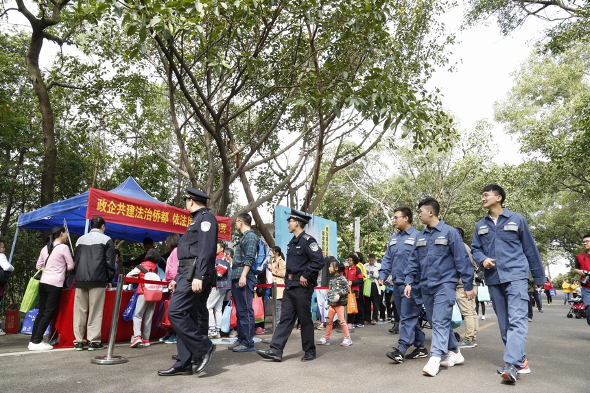 在本次活动当中，供电部门在环山路上设置多个宣传和游戏环节，成为群众参与度最高的活动点。甄一飞 摄1