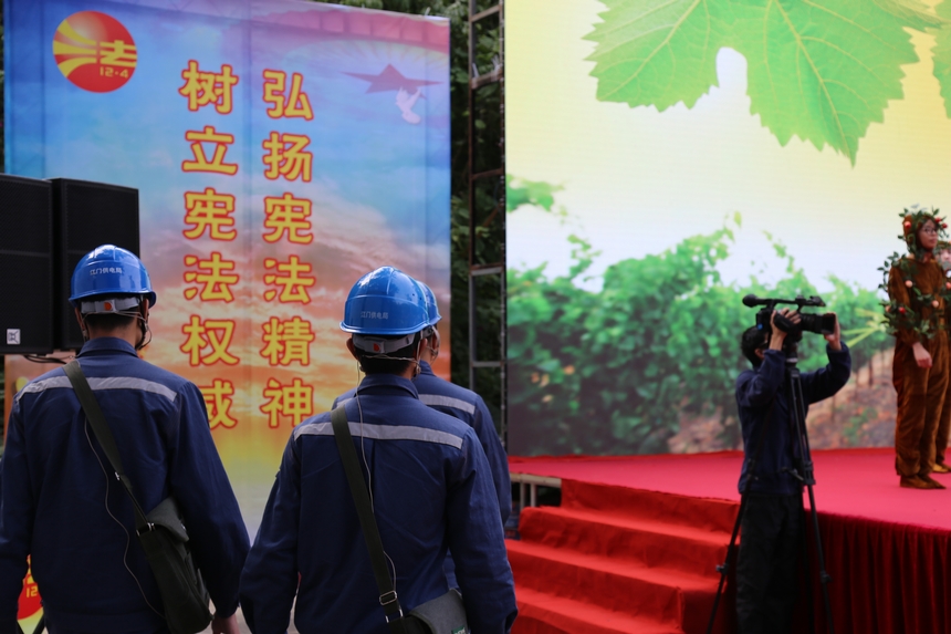 弘扬宪法精神，供电部门一直在路上。图为江门供电局几名青年员工走向舞台，准备演出原创电力普法舞台剧。温水植 摄