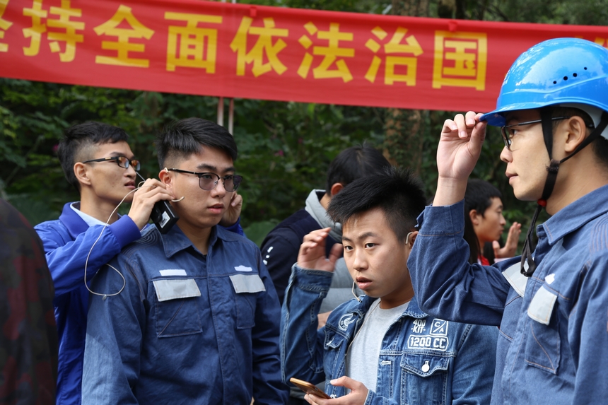 江门供电局原创电力普法舞台剧《台风下的铁皮屋》以真实的案例为蓝本，生动地反映出由于用户缺乏电力设施保护的意识的常识，最终造成大面积停电事故，经供电部门查处和教育后，该用户最终知错能改。图为供电小伙子在做好上台前的准备。温水植 摄