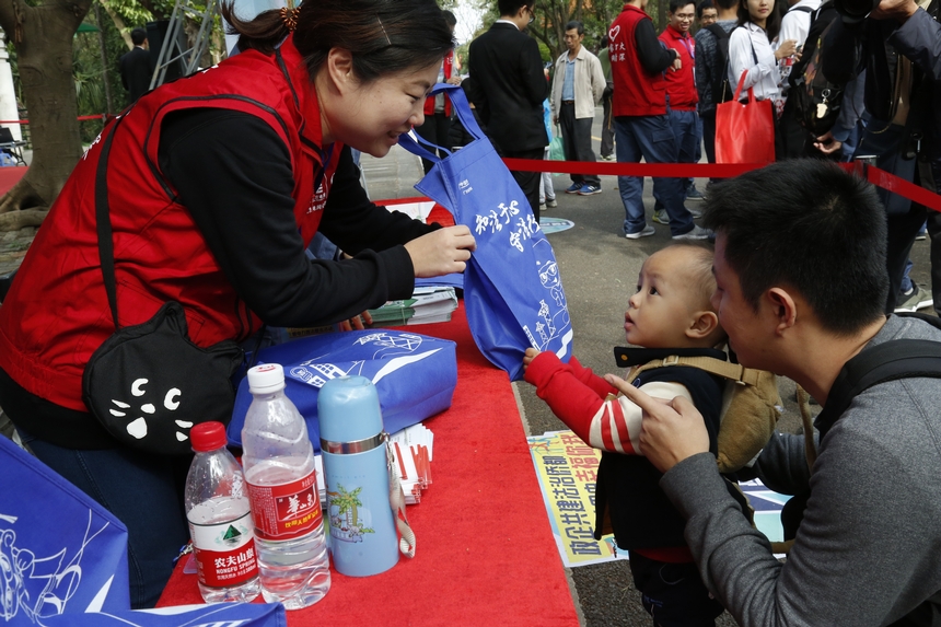 知法守法从娃娃抓起，不少家长带上小朋友参与到活动当中，奖品又怎么能少了他们一份呢。甄一飞 摄