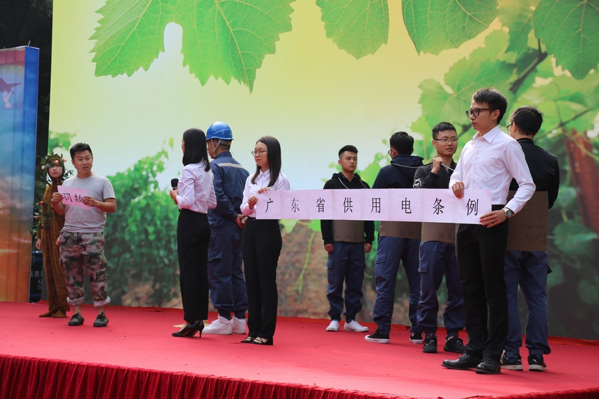 江门供电局原创电力普法舞台剧《台风下的铁皮屋》以真实的案例为蓝本，生动地反映出由于用户缺乏电力设施保护的意识的常识，最终造成大面积停电事故，经供电部门查处和教育后，该用户最终知错能改。图为节目当中解读今年7月1日实施的《广东省供用电条例》。温水植 摄
