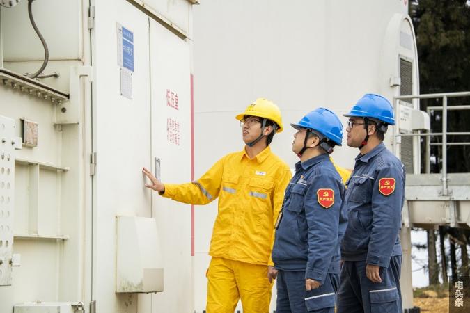 8、2021年12月31日，南方电网广西梧州供电局“电小二”党员服务队在华润新能源（苍梧）有限公司润堡风电场，为风电企业检查供电线路和设备，及时消除安全隐患，保障企业风电设备安全稳定运行，助力新能源发展。(何华文）