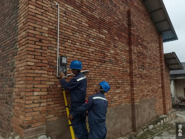 供电所抢修人员检查表箱里空开
