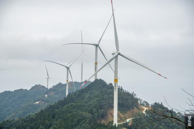 4、2021年12月31日，在广西梧州苍梧县六堡镇华润风电场，风力发电机组矗立山脊之上，迎风旋转，产生源源不断的绿色电能，助力新能源发展。（何华文）