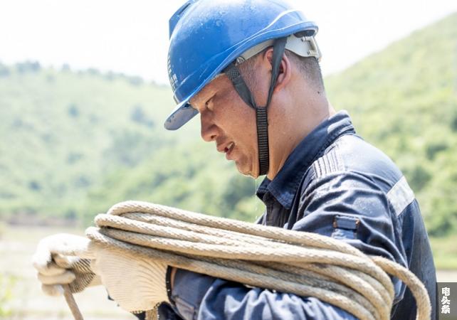 3、2021年7月26日，广西梧州市藤县古亮塘村，南网广西新电力藤县供电公司员工在进行线路检修维护。（何华文）