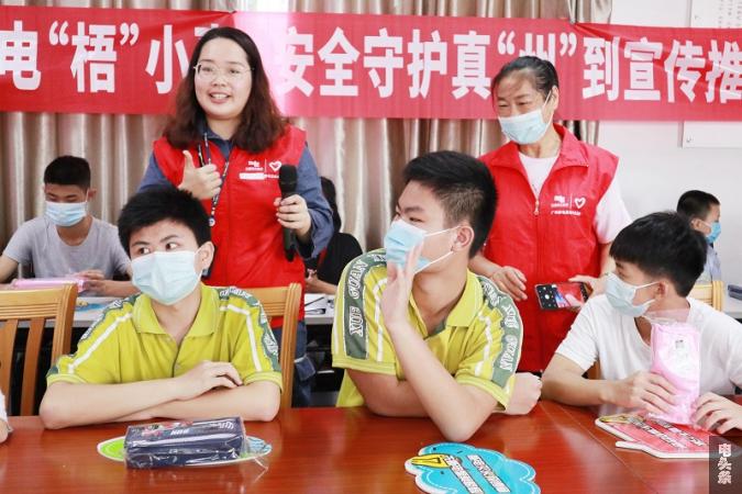 孩子们积极抢答志愿者提出的问题（张君 摄）