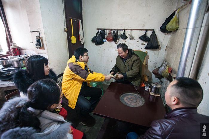 贵州电网遵义余庆供电局敖溪供电所：志愿开展微信缴费、安全用电宣传