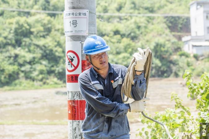 5、2021年7月26日，广西梧州市藤县古亮塘村，南网广西新电力藤县供电公司员工在进行线路检修维护。（何华文）