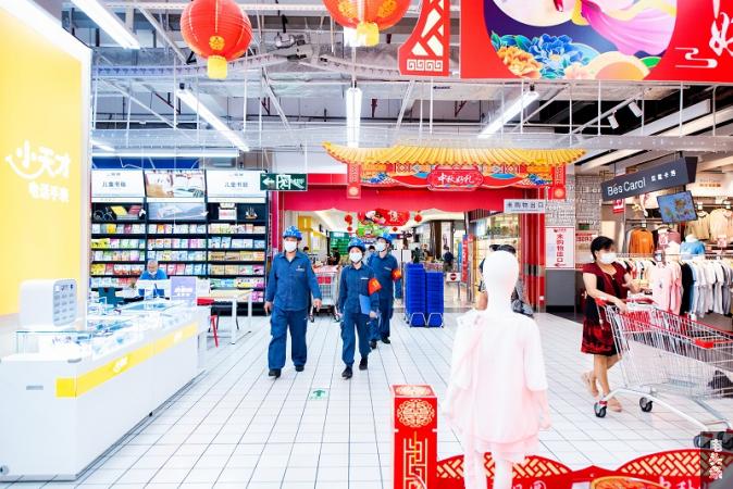 2021年9月18日，南方电网广西梧州供电局党员服务队在梧州市旺城大型商场开展安全用电检查，消除安全隐患（何华文）