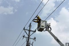 南方电网云南曲靖马龙供电局：零停电安装避雷器 保障村民用电安全