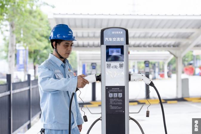 14、2021年5月6日，在广西壮族自治区梧州市高新区蓝车新能源充电桩，工作人员正忙着对充电设备进行检查、新能源公交车充电。