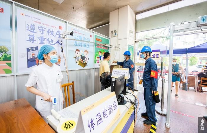 2021年9月18日，南方电网广西梧州供电局党员服务队在梧州市红会医院开展“双节”用电安全检查，发现问题，及时整改。（何华文）