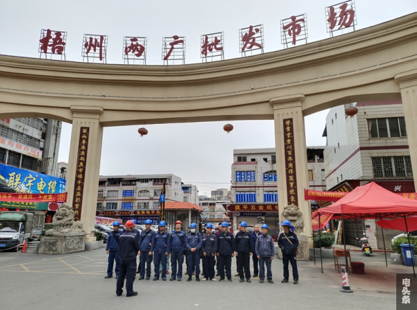 南方电网广西梧州供电局联合政府部门为民消除涉电安全隐患