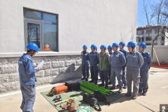 南方电网云南曲靖会泽供电局：学习使用新装备 持续提升员工能力素质