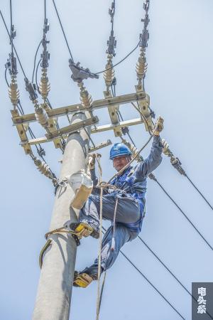 9、2021年7月26日，广西梧州市藤县古亮塘村，南网广西新电力藤县供电公司员工在进行线路检修维护。（何华文）