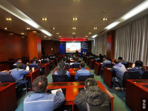 周长久老师以“德优技精勇争先”为主题向大家普及成长成才发展通道和平台，人人都可以成为先进。