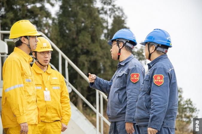 9、2021年12月31日，南方电网广西梧州供电局“电小二”党员服务队在华润新能源（苍梧）有限公司润堡风电场，为风电企业检查供电线路和设备，及时消除安全隐患，保障企业风电设备安全稳定运行，助力新能源发展。(何华文）