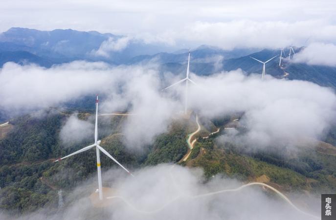 10、2021年12月31日，在广西梧州苍梧县六堡镇华润风电场，风力发电机组矗立山脊之上，迎风旋转，产生源源不断的绿色电能，助力新能源发展。（何华文）