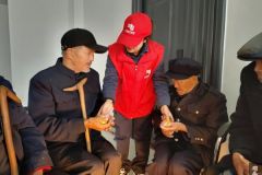 南方电网云南曲靖富源供电局：志愿学雷锋 情暖敬老院