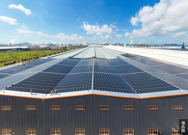 1、2022年6月23日，位于广西梧州市藤县广西新舵陶瓷有限公司屋顶光伏施工现场，南方电网广西新电力藤县供电公司党员服务队正为该企业屋顶光伏发电项目进行检查指导。工人们忙着安装光伏发电组件，一派繁忙景象。（何华文）