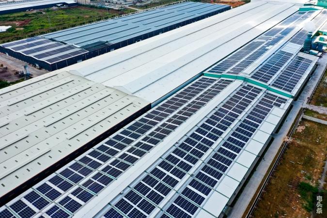12、2022年6月23日，位于广西梧州市藤县广西新舵陶瓷有限公司屋顶光伏施工现场，南方电网广西新电力藤县供电公司党员服务队正为该企业屋顶光伏发电项目进行检查指导。工人们忙着安装光伏发电组件，一派繁忙景象。（何华文）