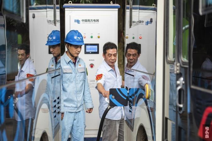 9、2021年5月6日，在广西壮族自治区梧州市四恩寺公交车站充电桩，工作人员正忙着对充电设备进行检查、新能源公交车充电。