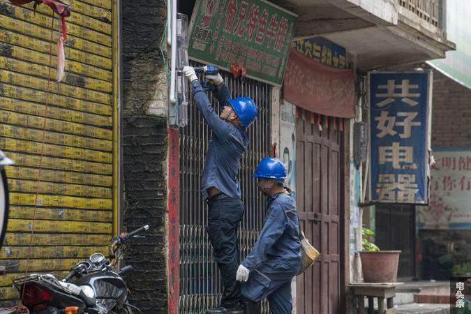 10、6月18日，南方电网广西新电力梧州供电公司倒水供电所党员服务队在广西梧州市长洲区倒水镇街道，对将被水淹的用户电表一一进行拆除，确保人身安全。（何华文）