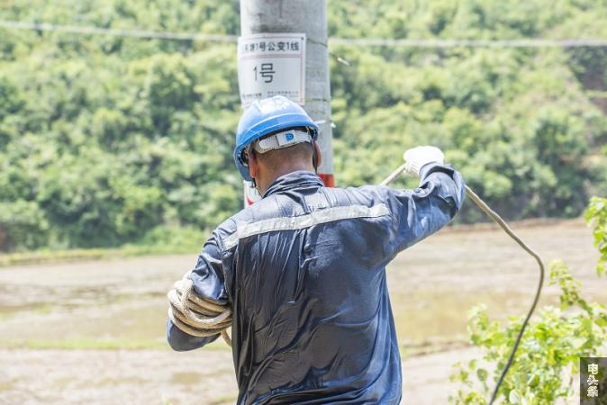 4、2021年7月26日，广西梧州市藤县古亮塘村，南网广西新电力藤县供电公司员工在进行线路检修维护。（何华文）