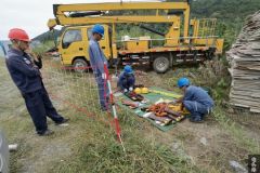 南方电网云南曲靖马龙供电局首次采用地电位作业法带电消除断路器缺陷