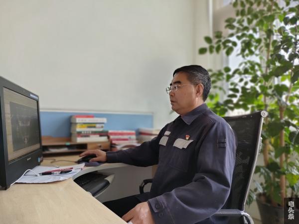 认真绘图的张师傅