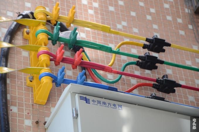 改造后的低压线路整洁，颜色明亮
