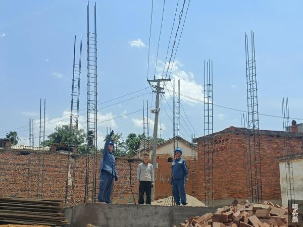 供电所工作人员向客户讲解线路下建房隐患，下发整改通知书