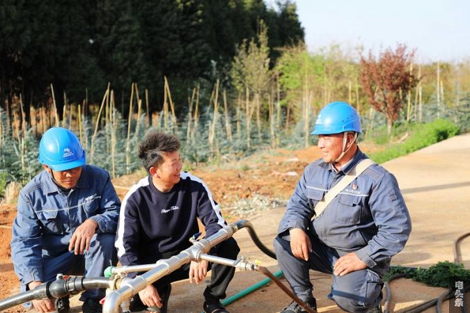 检查客户用电设备 方宇摄